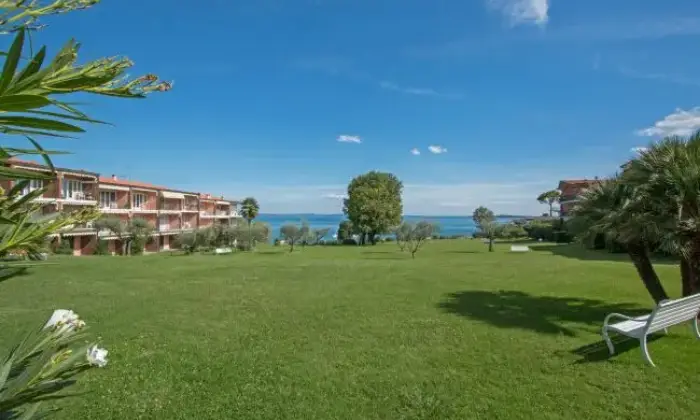 Rexer-Manerba-del-Garda-LAGO-DI-GARDA-Manerba-km-da-Desenzano-del-Garda-Appartamento-FRONTE-LAGO-In-residence-GIARDINO