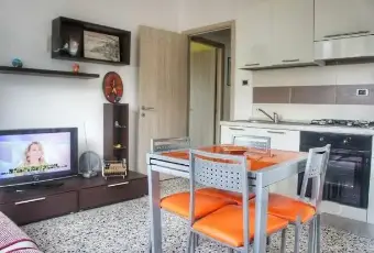 Rexer-Imperia-Casa-vacanze-Imperia-passi-dal-mare-con-Giardino-CUCINA-SALONE