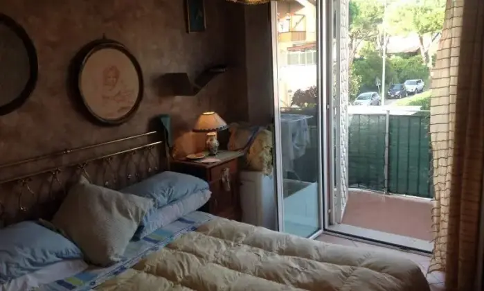Rexer-Roma-Stanza-grande-con-balcone-CAMERA-DA-LETTO