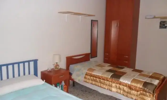 Rexer-Perugia-Ampia-stanza-per-studentessa-CAMERA-DA-LETTO