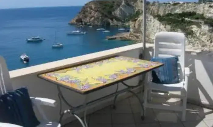 Rexer-Ponza-Bilocale-con-bellissima-vista-mare-TERRAZZO