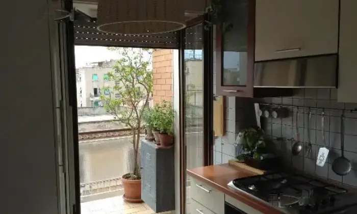 Rexer-Roma-Stanze-in-appartamento-ristrutturato-zona-Centocelle-SALONE-E-CUCINA