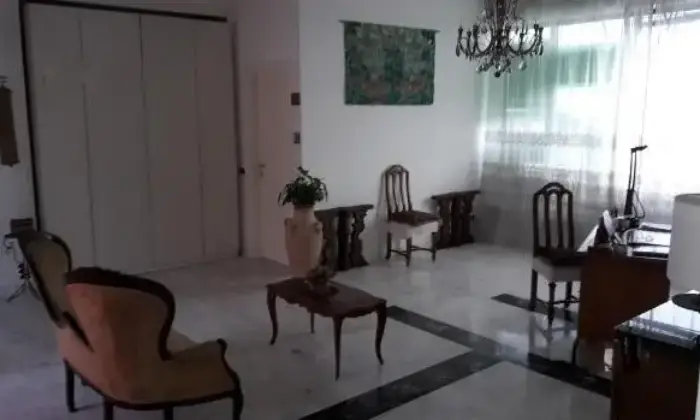 Rexer-Formia-Ampio-appartamento-con-terrazzo-SALONE