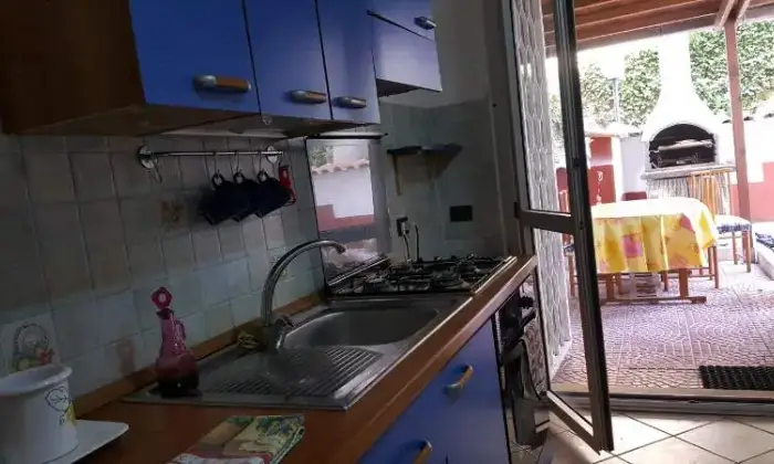 Rexer-Ardea-Grazioso-trilocale-sul-mare-CUCINA