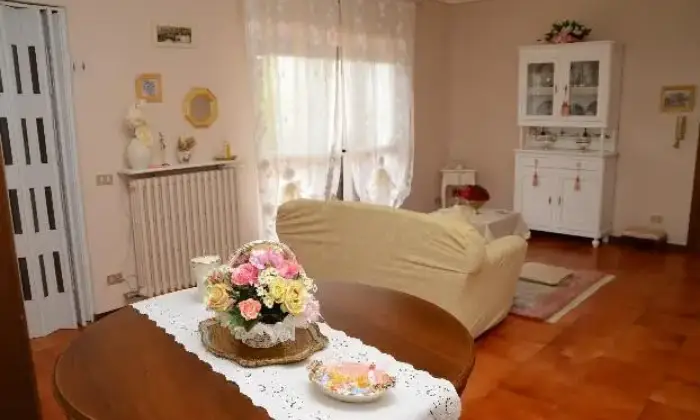 Rexer-Massa-e-Cozzile-Trilocale-con-terrazzo-SALONE