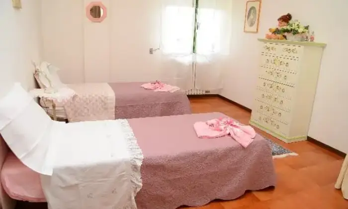 Rexer-Massa-e-Cozzile-Trilocale-con-terrazzo-CAMERA-DA-LETTO