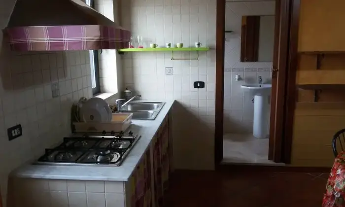 Rexer-Giugliano-in-Campania-Accogliente-bilocalemansarda-a-Varcaturo-CUCINA