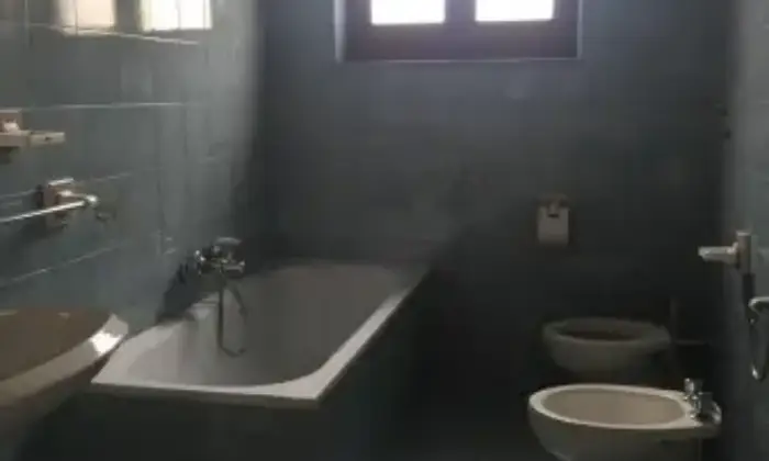 Rexer-Napoli-Trilocale-non-arredato-BAGNO