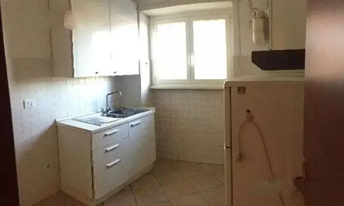 Rexer-Roma-Bilocale-luminoso-zona-Portuense-CUCINA