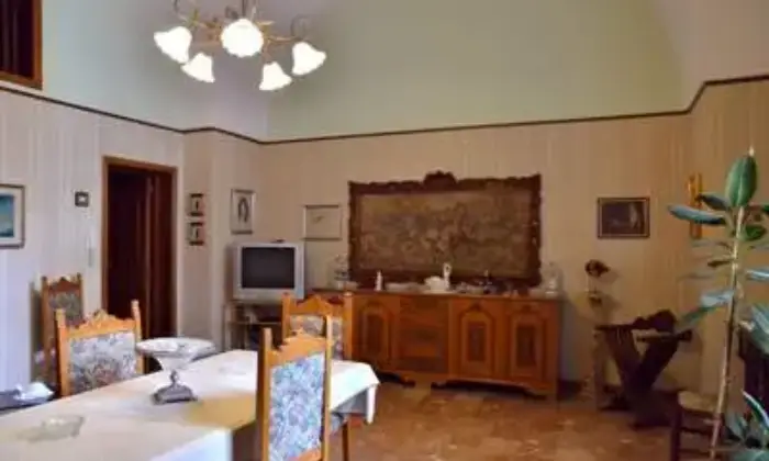Rexer-San-Pietro-in-Lama-Bellissima-e-ampia-casa-ristrutturata-CUCINA
