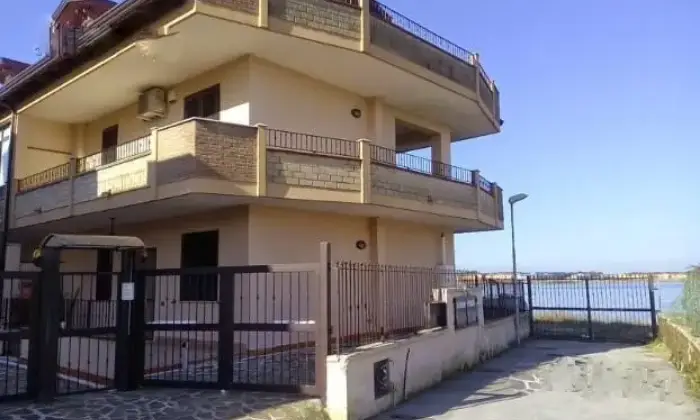 Rexer-Giugliano-in-Campania-Ampia-villa-su-due-livelli-con-vista-lago-ALTRO