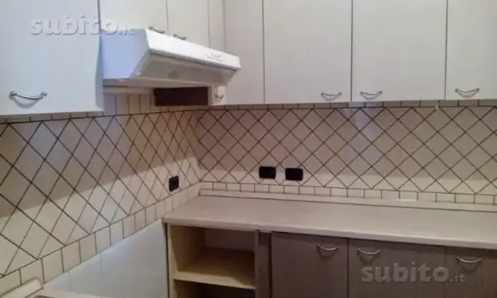 Rexer-Giugliano-in-Campania-Ampia-villa-su-due-livelli-con-vista-lago-CUCINA