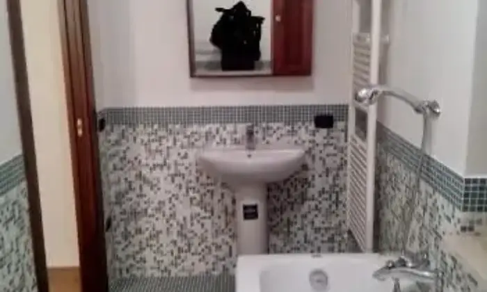 Rexer-Giugliano-in-Campania-Ampia-villa-su-due-livelli-con-vista-lago-BAGNO