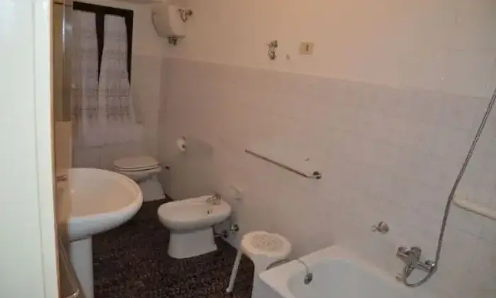 Rexer-Radicofani-Grazioso-trilocale-su-due-livelli-a-Radicofani-BAGNO