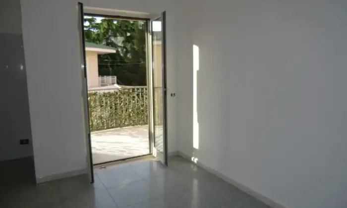 Rexer-Caserta-Ampio-luminoso-appartamento-SALONE