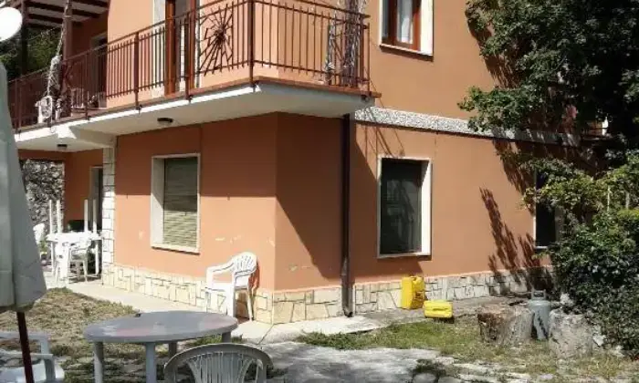 Rexer-Scanno-Meravigliosa-villa-sul-lago-GIARDINO