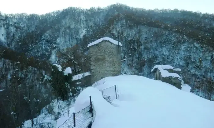 Rexer-Valle-Castellana-Antica-casa-in-pietra-nel-bosco-immersa-nei-Monti-dAbruzzo-ALTRO