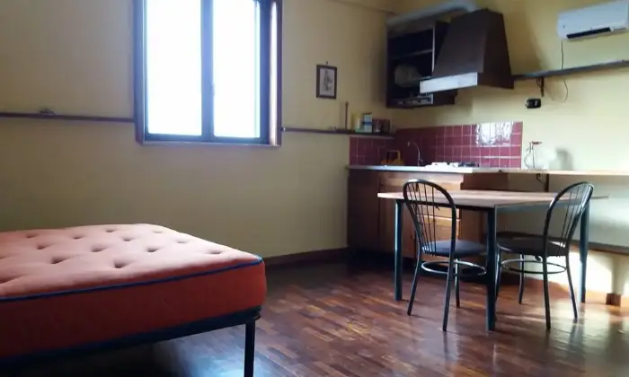 Rexer-Giugliano-in-Campania-FITTASI-MONOLOCALE-ARREDATO-A-VARCATURO-SALONECUCINA