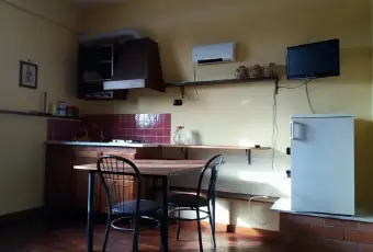Rexer-Giugliano-in-Campania-FITTASI-MONOLOCALE-ARREDATO-A-VARCATURO-SALONECUCINA