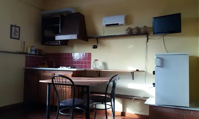 Rexer-Giugliano-in-Campania-FITTASI-MONOLOCALE-ARREDATO-A-VARCATURO-SALONECUCINA