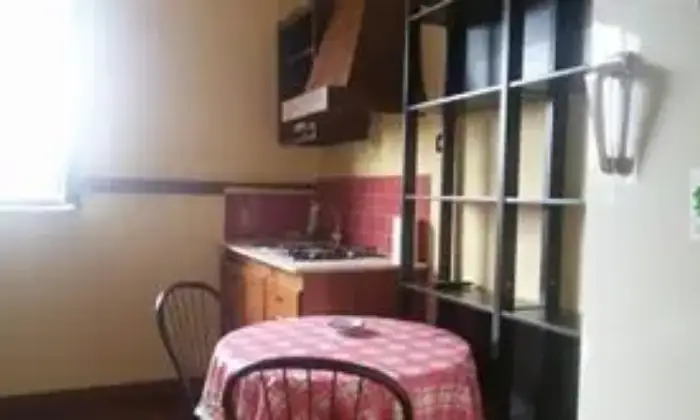 Rexer-Giugliano-in-Campania-FITTASI-MONOLOCALE-ARREDATO-A-VARCATURO-SALONECUCINA
