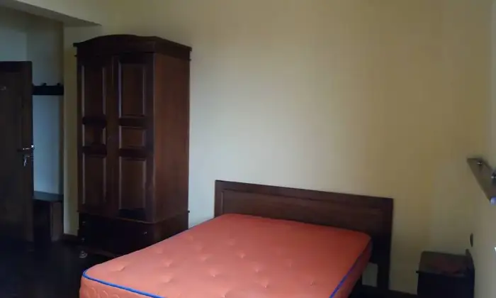 Rexer-Giugliano-in-Campania-FITTASI-MONOLOCALE-ARREDATO-A-VARCATURO-LETTO-MATRIMONIALE