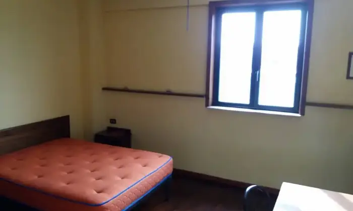 Rexer-Giugliano-in-Campania-FITTASI-MONOLOCALE-ARREDATO-A-VARCATURO-LETTO-MATRIMONIALE