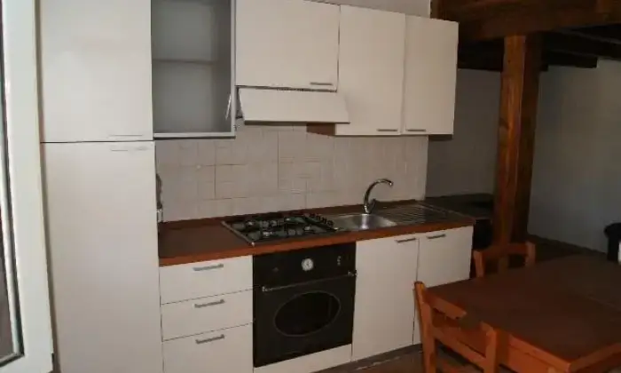Rexer-Giugliano-in-Campania-Monolocale-arredato-CUCINA