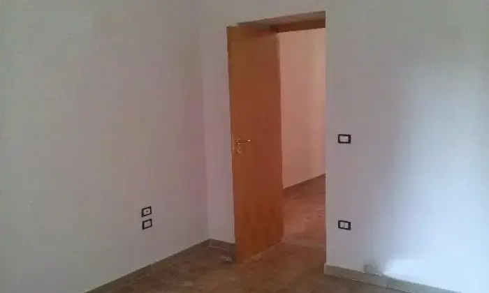 Rexer-Castello-di-Cisterna-Trilocale-ristrutturato-CAMERA-DA-LETTO
