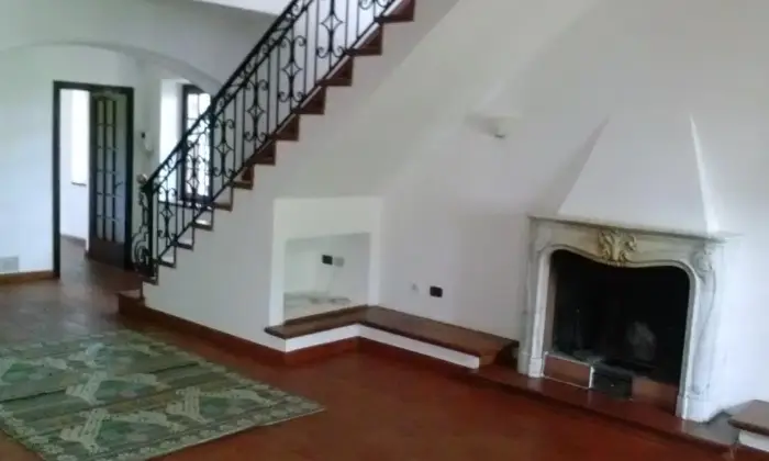 Rexer-Pecetto-Torinese-Affittasi-Villa-Signorile-Solo-Dirigenti-o-Aziende-SALONE