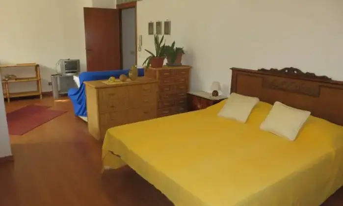 Rexer-Roma-Monolocale-in-villino-CAMERA-DA-LETTO